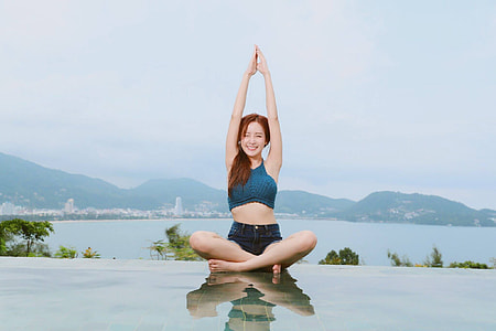woman doing yoga during day time