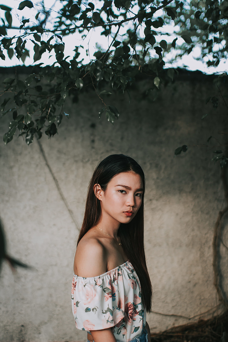 Photo of woman wearing off-shoulder top in greenfield photo – Free Woman  Image on Unsplash