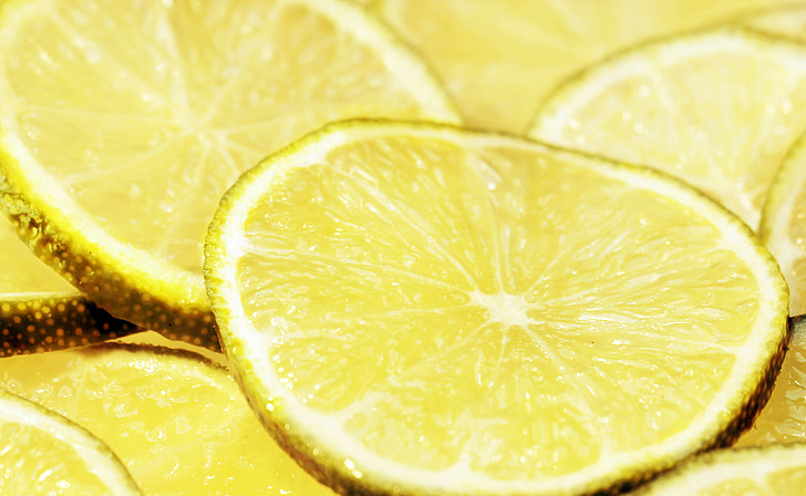 slices of yellow lemon
