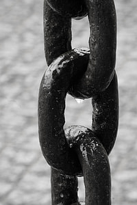 close-up photography of black chain