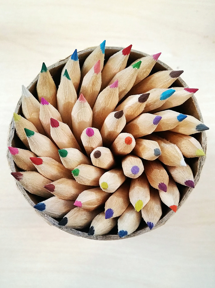 coloring pen set on brown container
