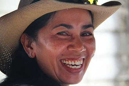 woman wearing beige sun hat
