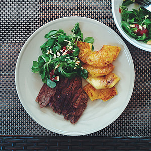 Roastbeef with grilled pineapple and greens