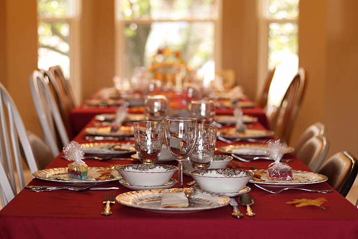 shallow focus photography of dinner fine dinning table set