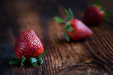 depth of field photograph of strawberry