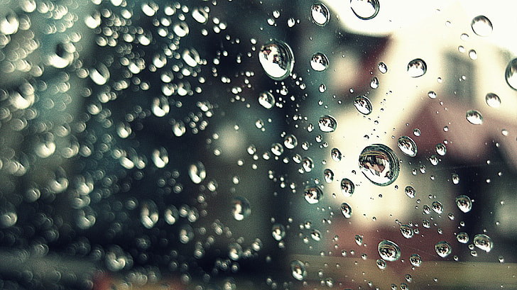 tilt shift view of water droplets