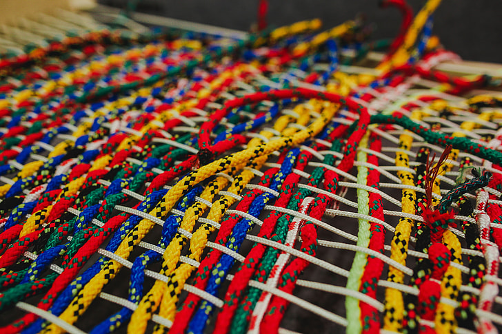 Colourful intertwined strings