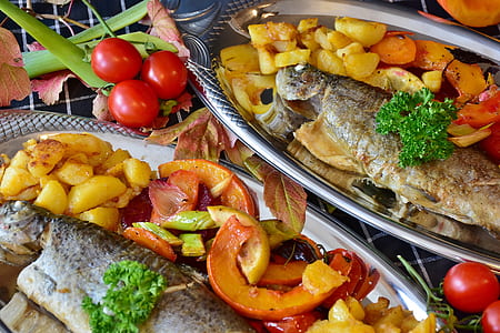 fried fish with tomatoes