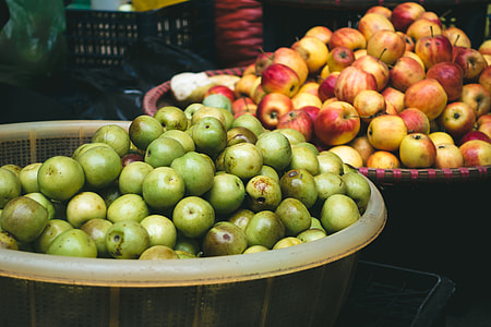 Small apples at a market