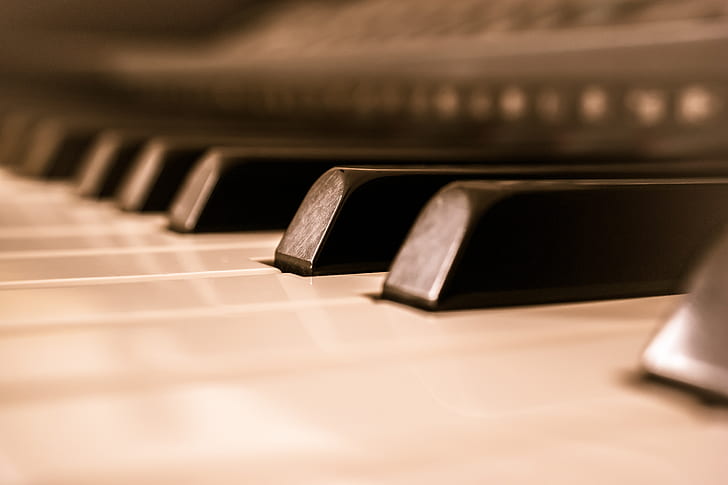 shallow focus photography of white and black piano