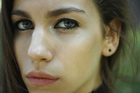 shallow focus photography of woman's face