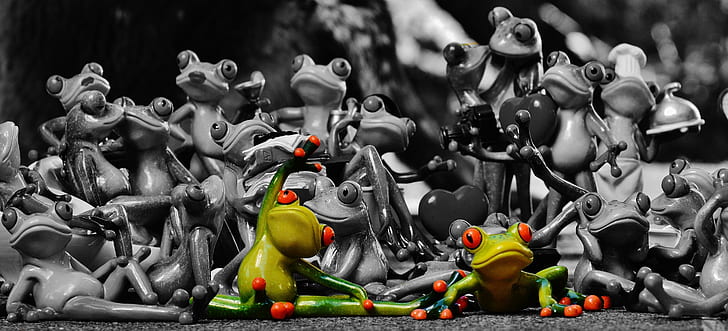 selective color of green frog