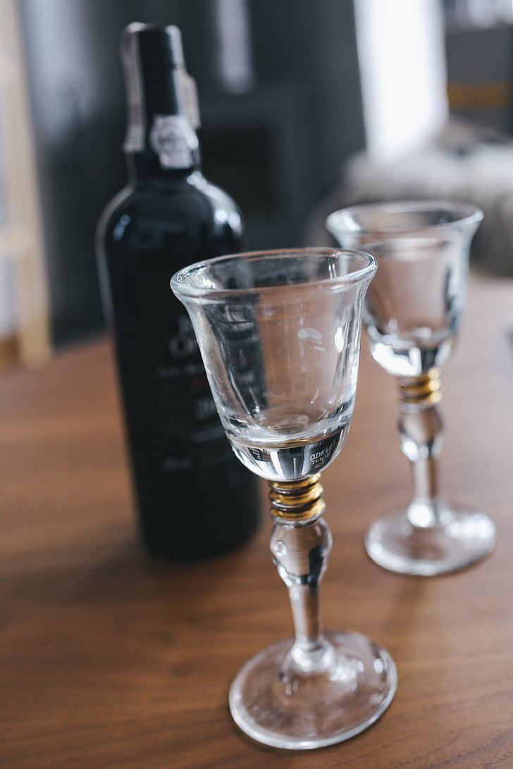 https://i1.pickpik.com/photos/488/562/508/glasses-wine-alcohol-glassware-preview.jpg