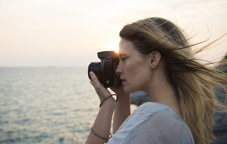 woman using mirrorless camera