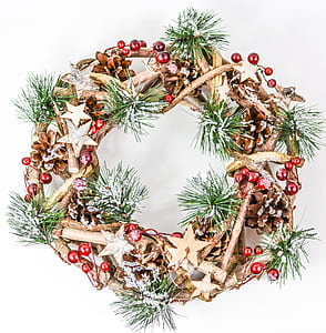 red and green Christmas wreath