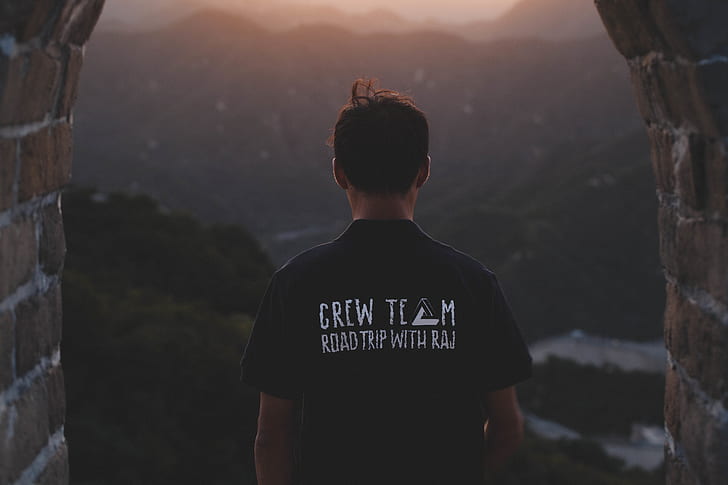 person wearing black Crew Tech crew-neck t-shirt