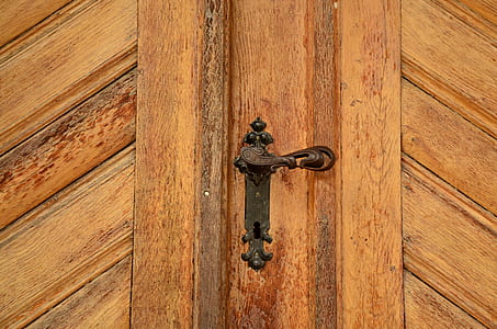 brass-colored door lever