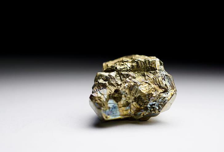 gold stone fragment