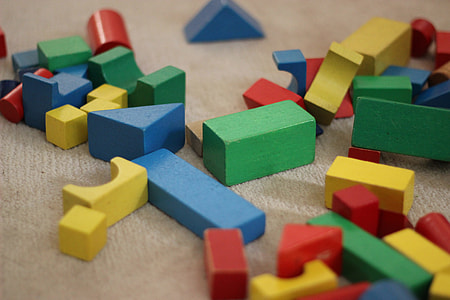 shallow focus photography of assorted color toy blocks