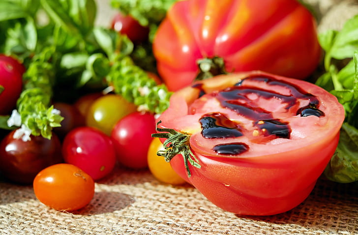 sliced tomato vegetable