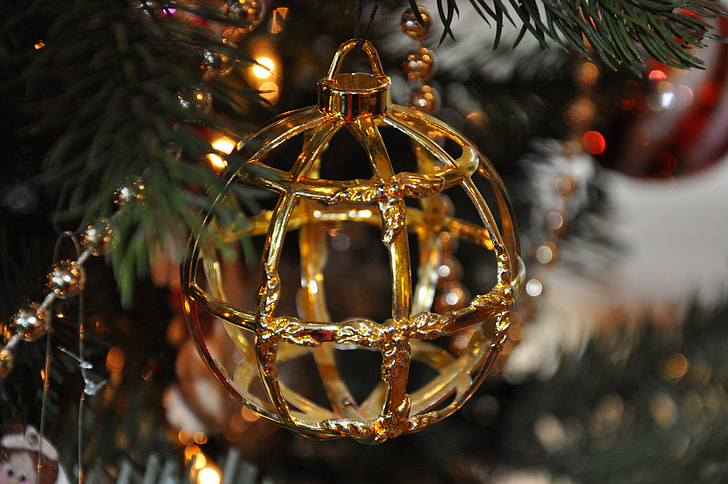 gold-colored bauble closeup photography