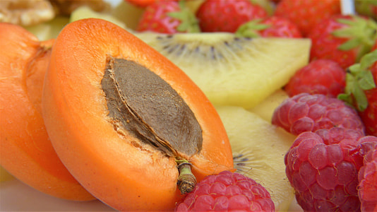 sliced kiwi and tomato fruits