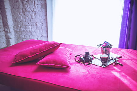Pink bed & pillows