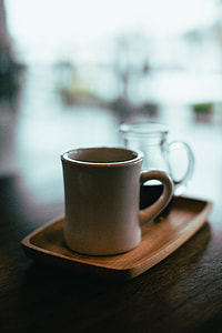 shallow focus photography of gray ceramic coffee mug