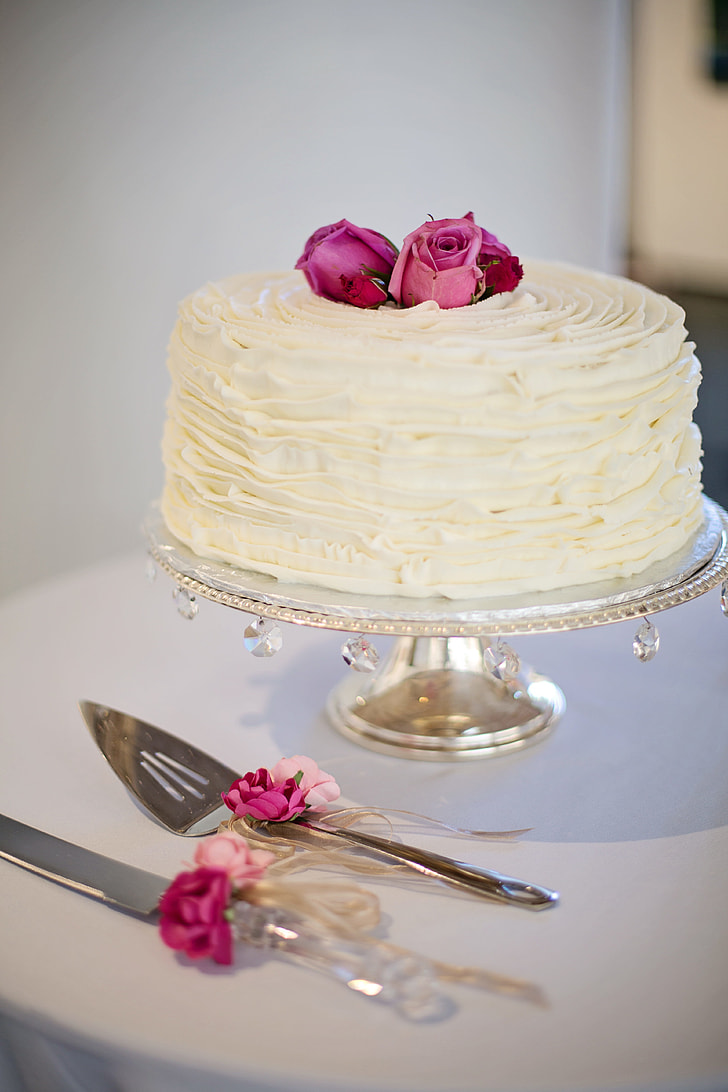 white baked cake