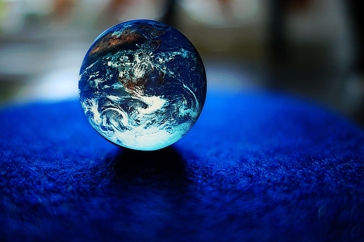 shallow focus photography of blue toy marble