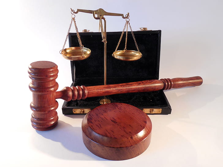 brown gavel and brass-colored balancing scale