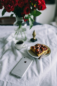 Red roses, cake nad Apple iPhone 6