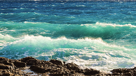 ocean waves at daytime