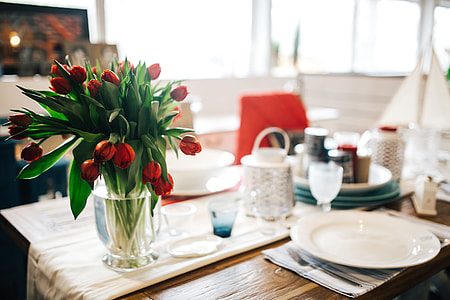 Table decorations with red flowers