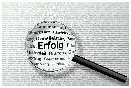magnifying glass on erfolg text