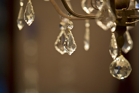 closeup photo of clear gemstone