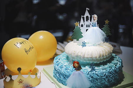 selective focus photography of Disney Frozen-themed cake