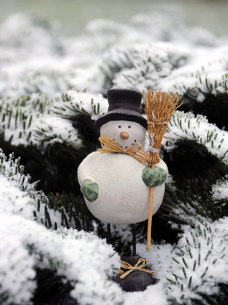 close up photography snowman figurine
