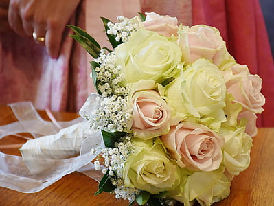white and pink rose bouquet