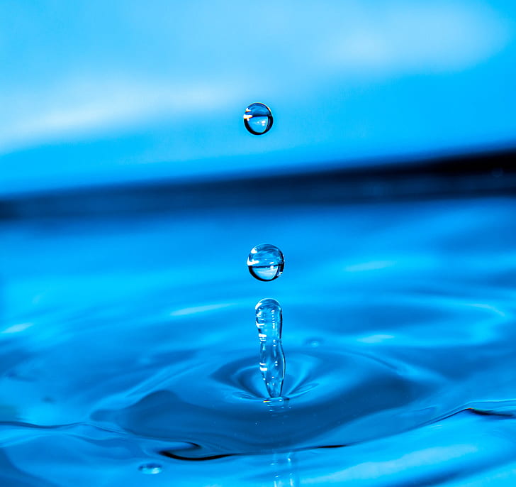 macro photography of water drop