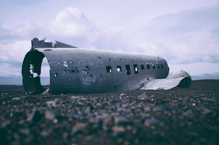 gray wrecked airliner on ground