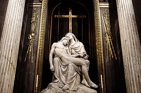 Pieta statue by Michael Angelo