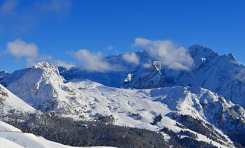 snowy mountain under the blue sky