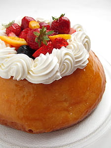 round dessert top with fruits