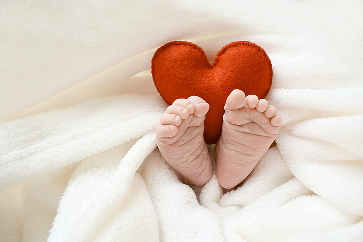 baby feet with bedsheet
