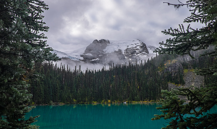 Hiking Joffre Lakes in British Columbia