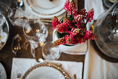 Table decorations with golden motifs