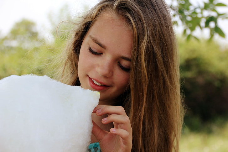 girl holding white cotton during datyime