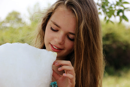 girl holding white cotton during datyime