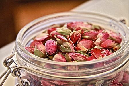 pink rose buds in clear glass bowl